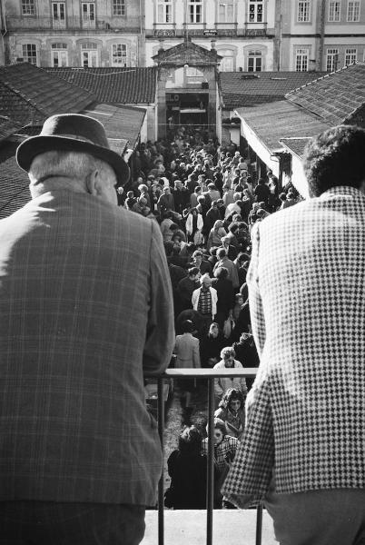 Viseu, late 1980s. The old market 2 de Maio, full of life and energy, with a character all its own. From the balcony above, it was a sea of movement and stories, a snapshot of everyday life that today feels both distant and familiar.