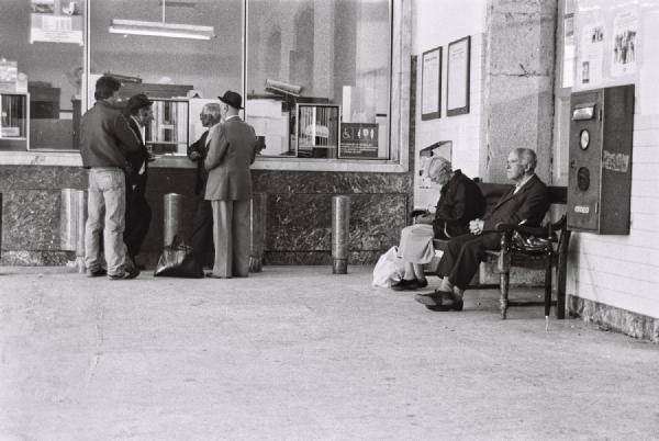 The way people wait has changed a lot. In a time without mobile phones or any other distractions, people simply waited. Sometimes talking to each other, sometimes lost in their own thoughts.