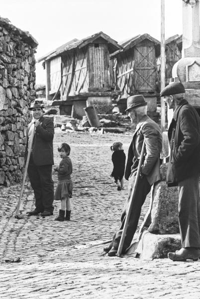 In this photo, the man turns back to exchange a few last words before moving on. Behind him, a young girl, perhaps his granddaughter, does the same. It’s a simple moment, yet it carries a quiet sense of connection between generations.