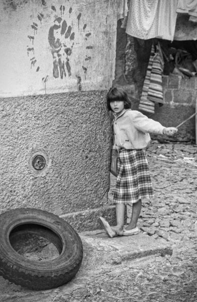 Taken in Viseu in the late 1980s, this image reminds me of a photojournalistic scene. The expression of the girl and the political symbol painted on the wall have always fascinated me. There’s a quiet tension between innocence and the marks of the world around her. A small moment that feels both ordinary and deeply meaningful.