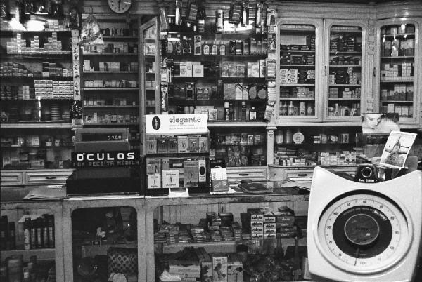 Viseu, around 1990. A typical pharmacy, filled with all kinds of products and belonging to a fully analog era. Every shelf tells of a time when everything was done by hand. Slower, but with a certain charm that has now disappeared.
